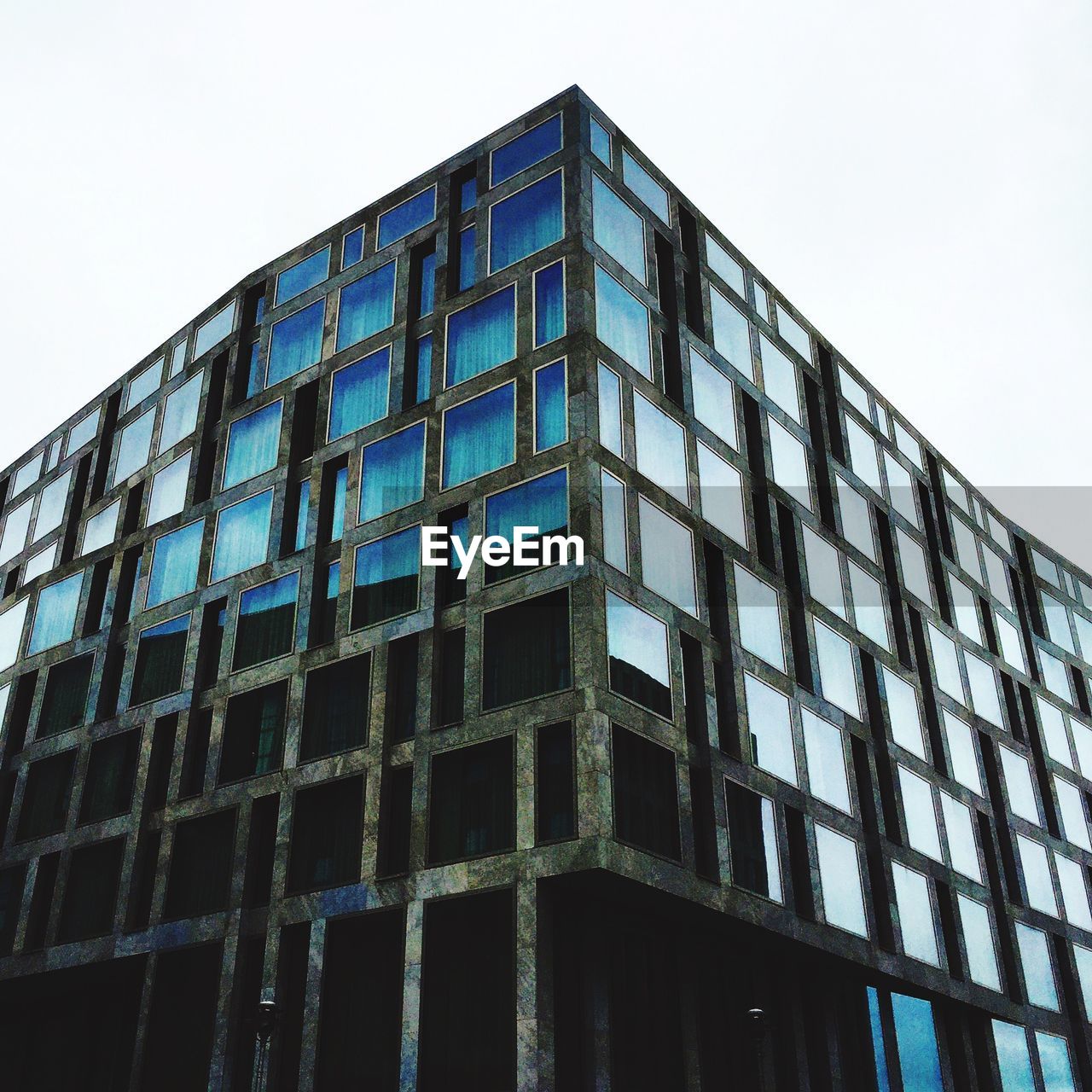 LOW ANGLE VIEW OF MODERN BUILDING AGAINST SKY