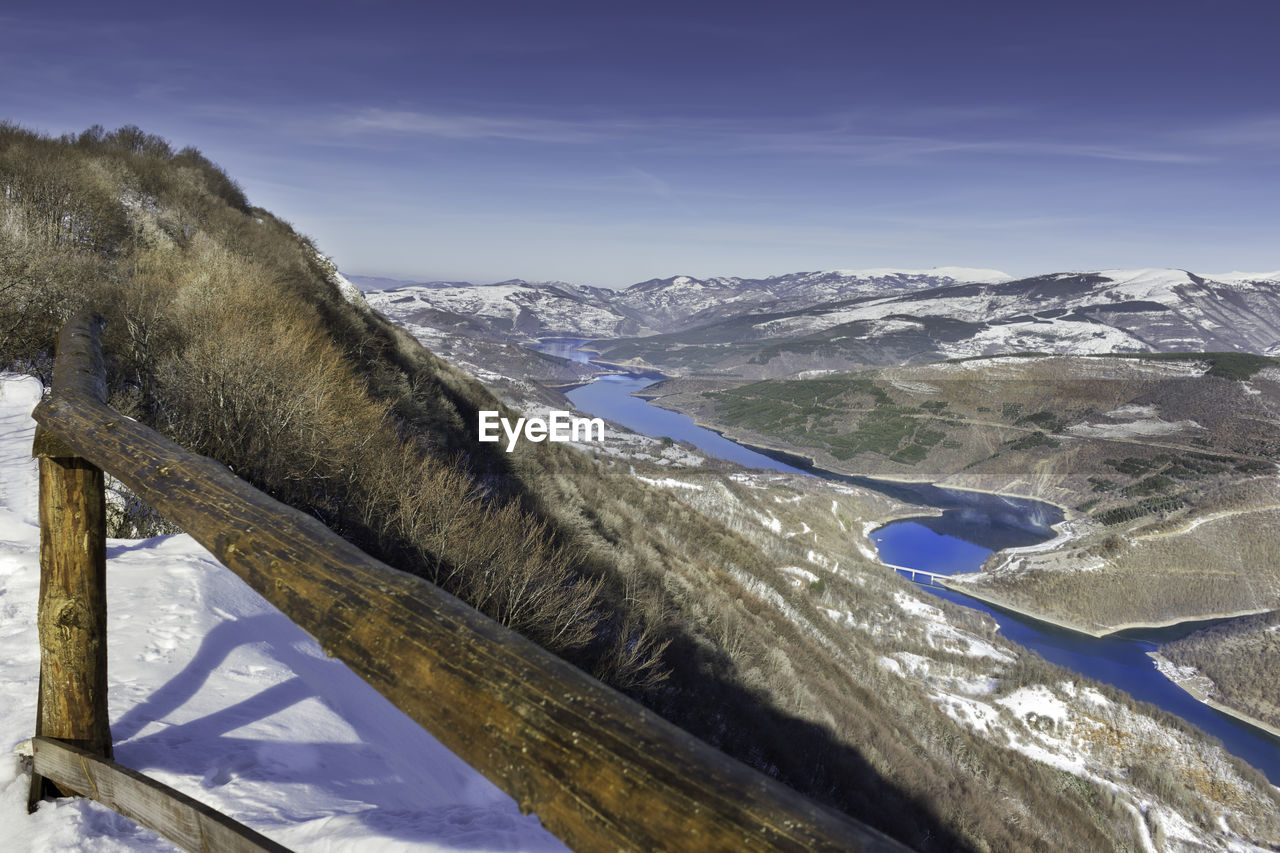 SCENIC VIEW OF SNOWCAPPED MOUNTAIN AGAINST BLUE SKY