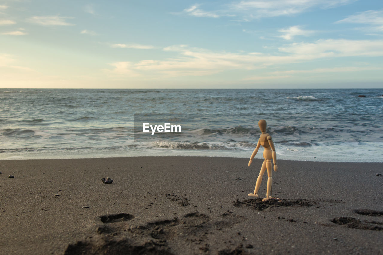 FULL LENGTH OF WOMAN ON BEACH