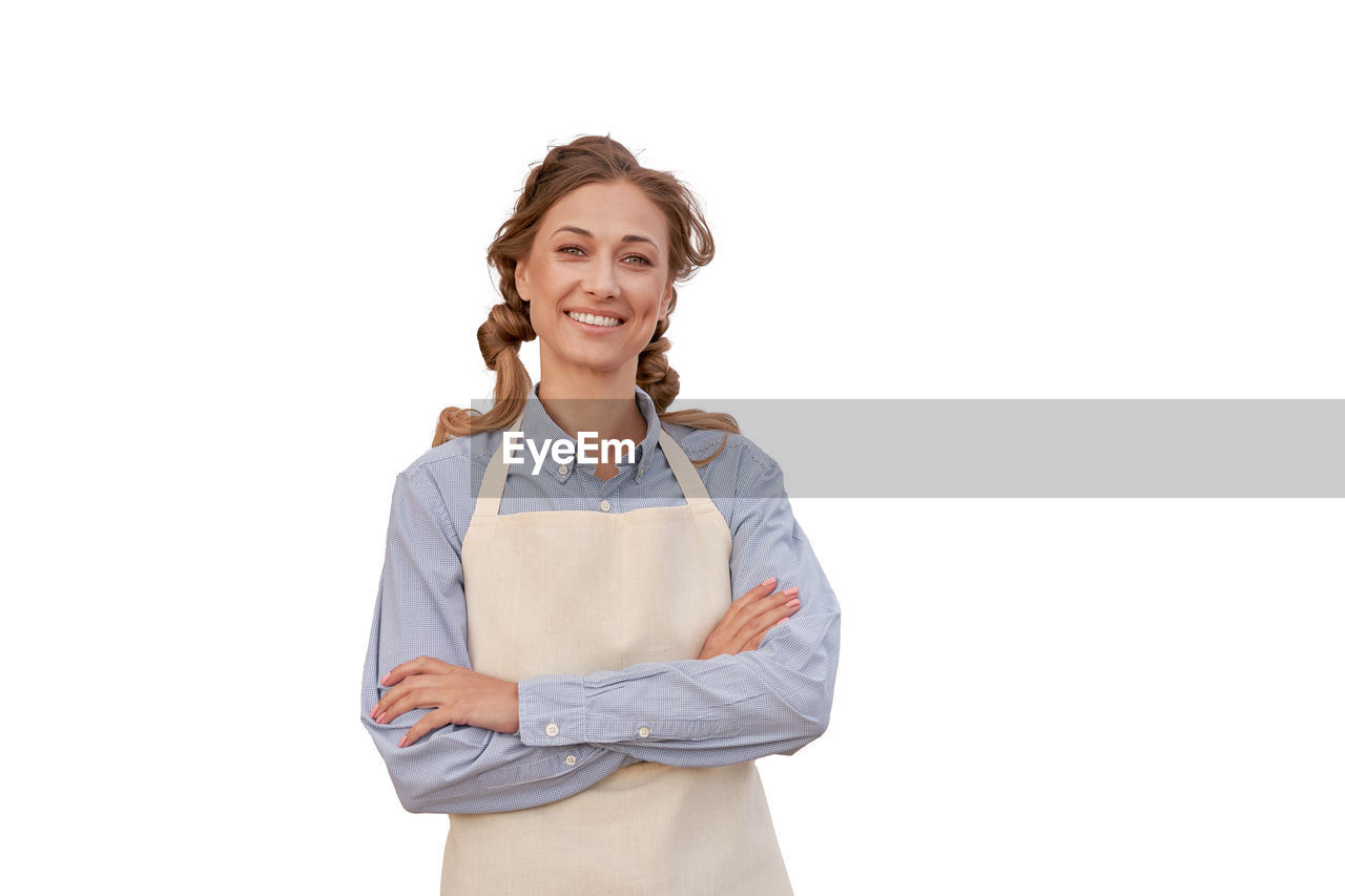 PORTRAIT OF A SMILING YOUNG WOMAN