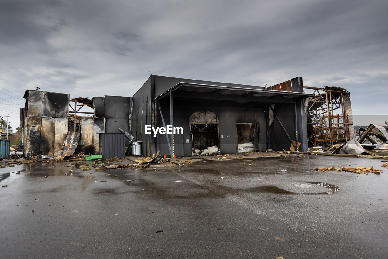 Outside the store, which was bombed, was looted soldiers, occupiers. the looters destroyed the shop.