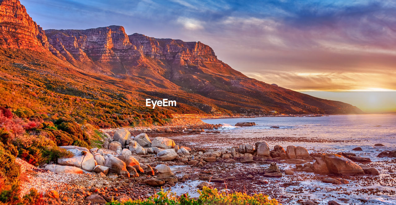 SCENIC VIEW OF SEA AND MOUNTAINS AGAINST SKY