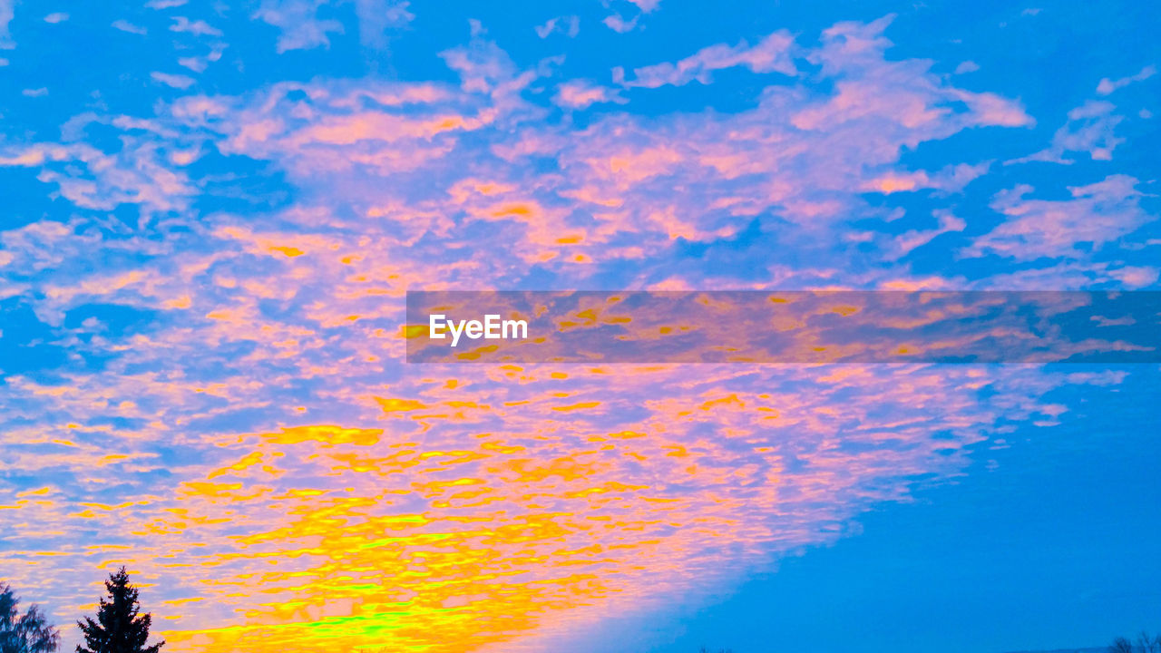 LOW ANGLE VIEW OF CLOUDS AGAINST BLUE SKY