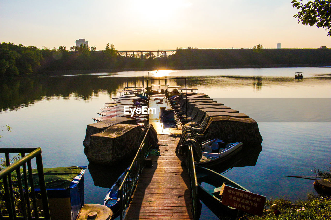 VIEW OF BOATS IN A LAKE