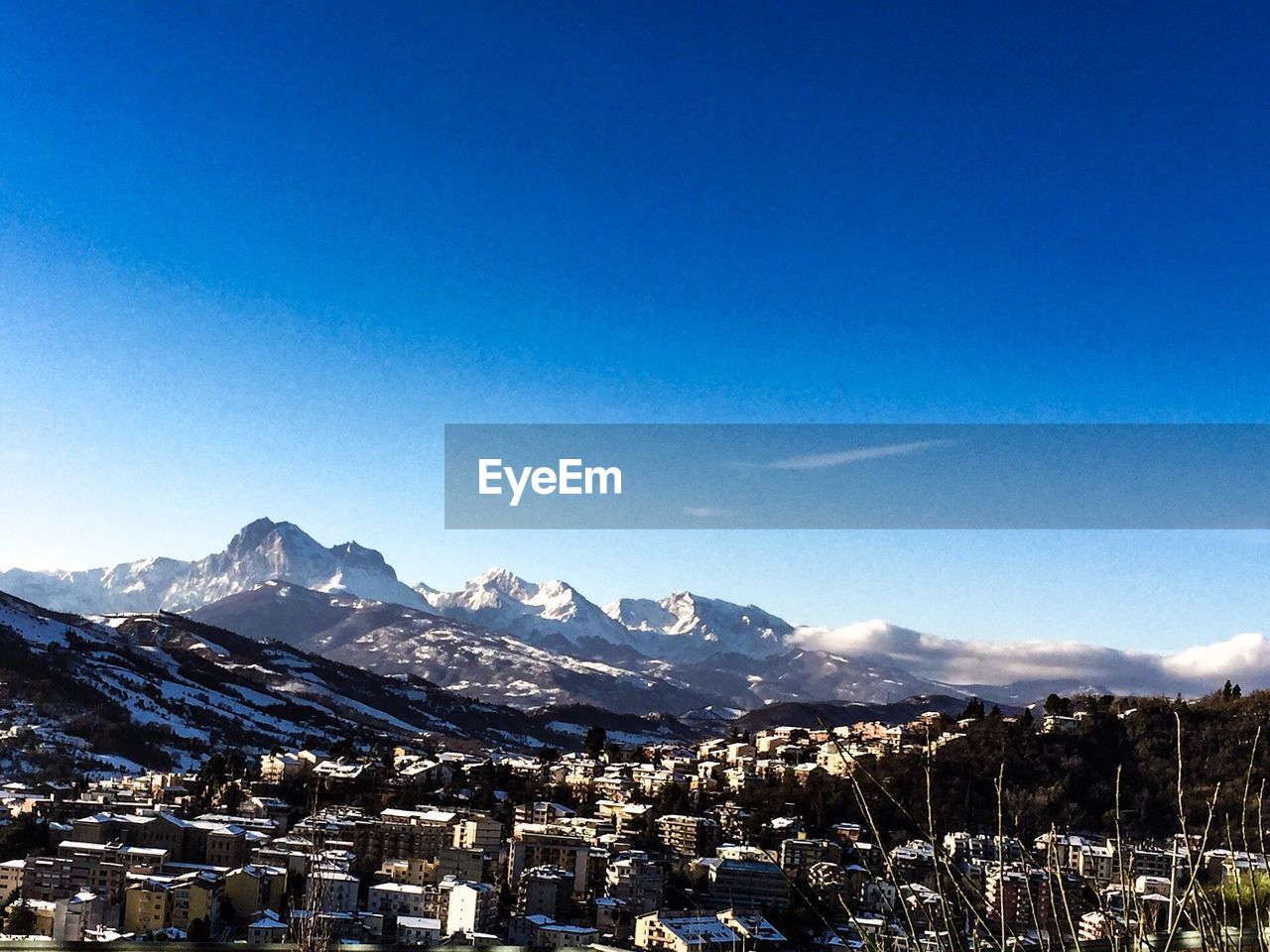 AERIAL VIEW OF TOWNSCAPE AGAINST SKY DURING WINTER