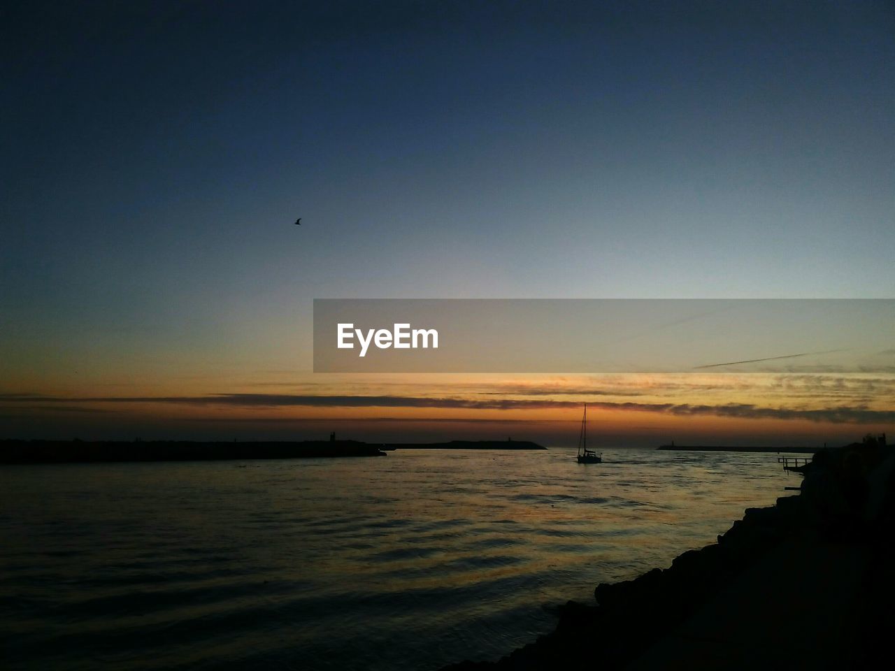 SCENIC VIEW OF SEA AGAINST SUNSET SKY