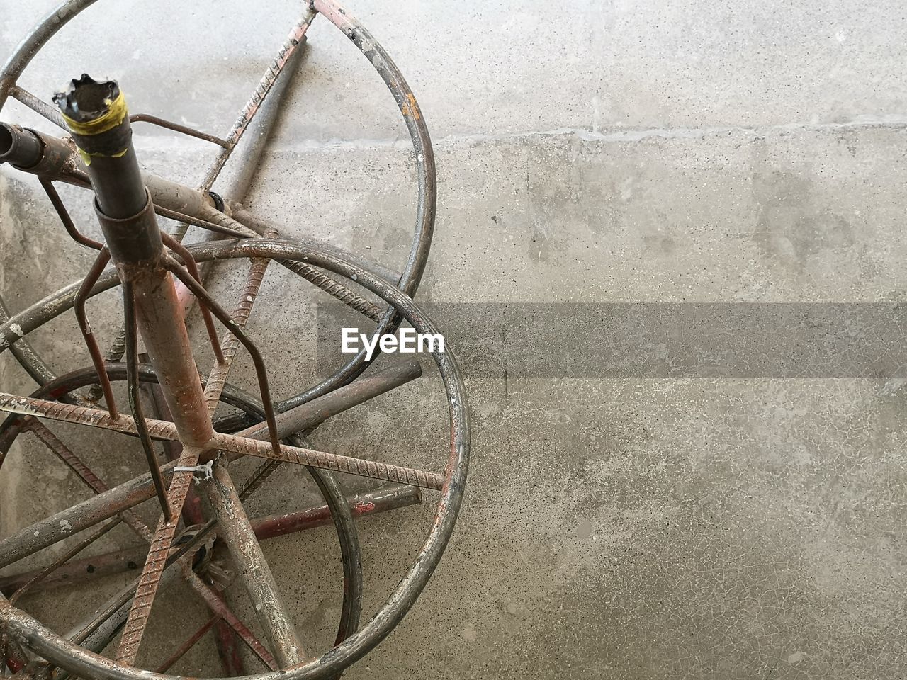 HIGH ANGLE VIEW OF ABANDONED BICYCLE WHEEL