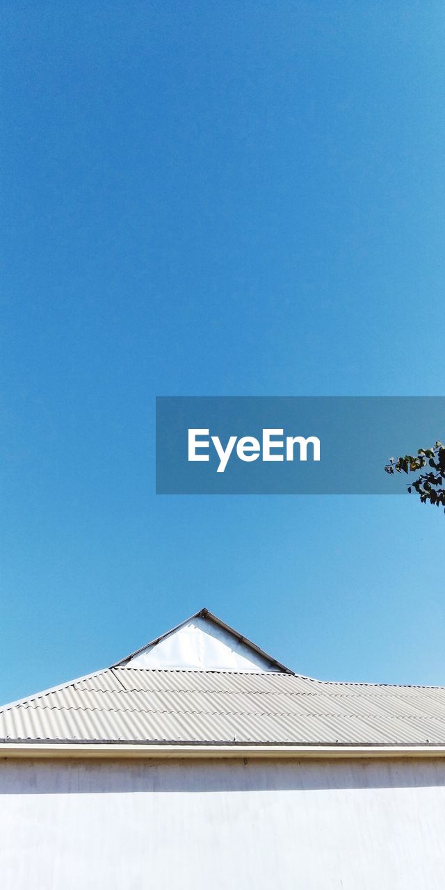 LOW ANGLE VIEW OF BUILDING AGAINST CLEAR BLUE SKY