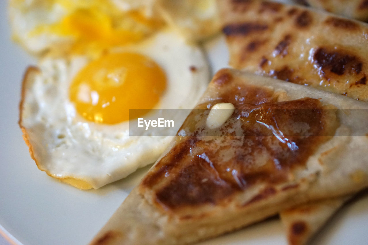 CLOSE-UP OF BREAD WITH EGG IN PLATE