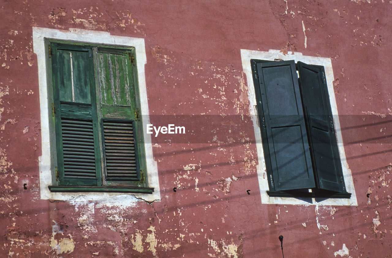 LOW ANGLE VIEW OF WINDOW ON WALL