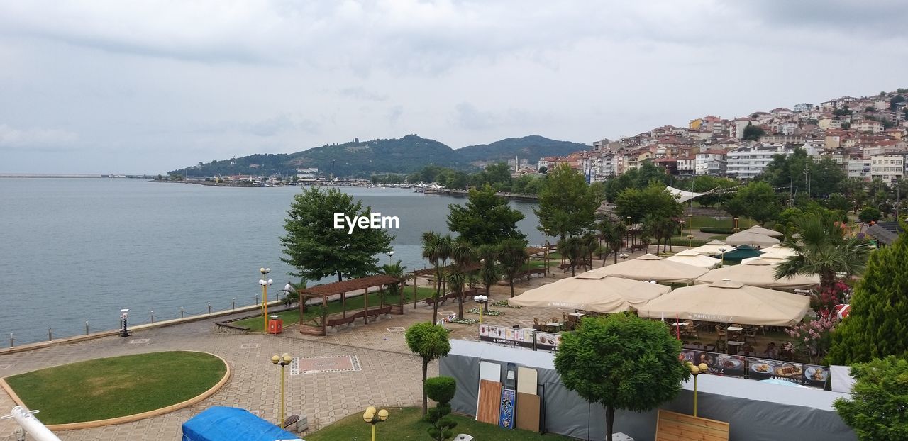 HIGH ANGLE VIEW OF TOWNSCAPE BY SEA