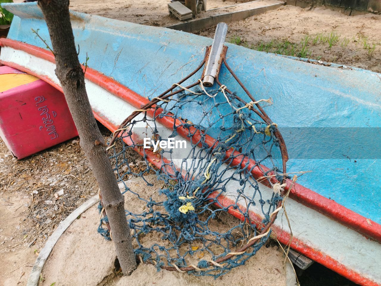 HIGH ANGLE VIEW OF FISHING NET ON ROPE