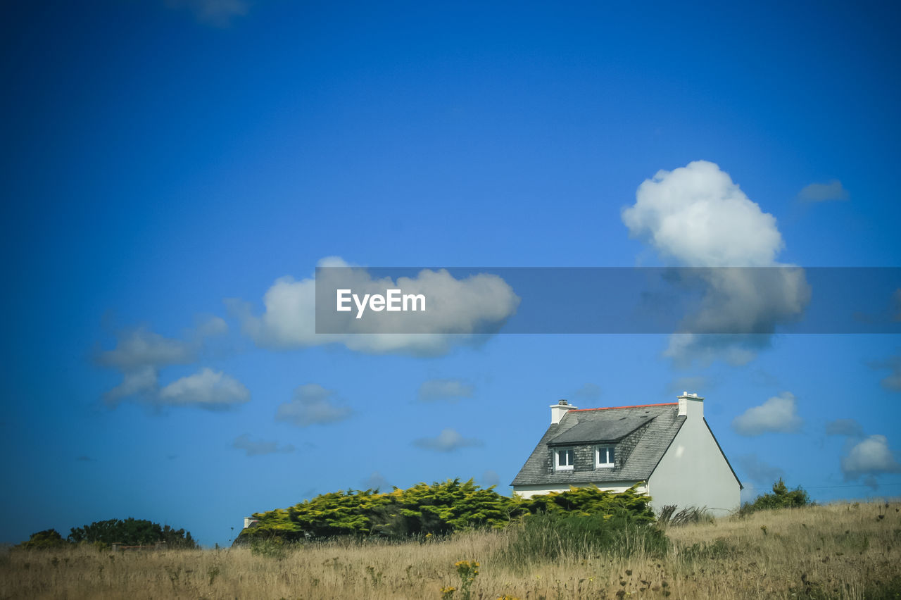 LOW ANGLE VIEW OF HOUSE AGAINST SKY