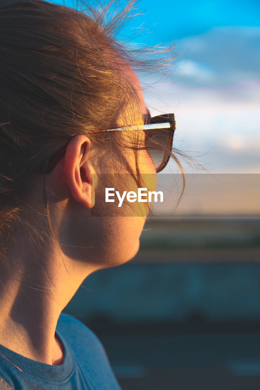 Close-up of woman wearing sunglasses against sky