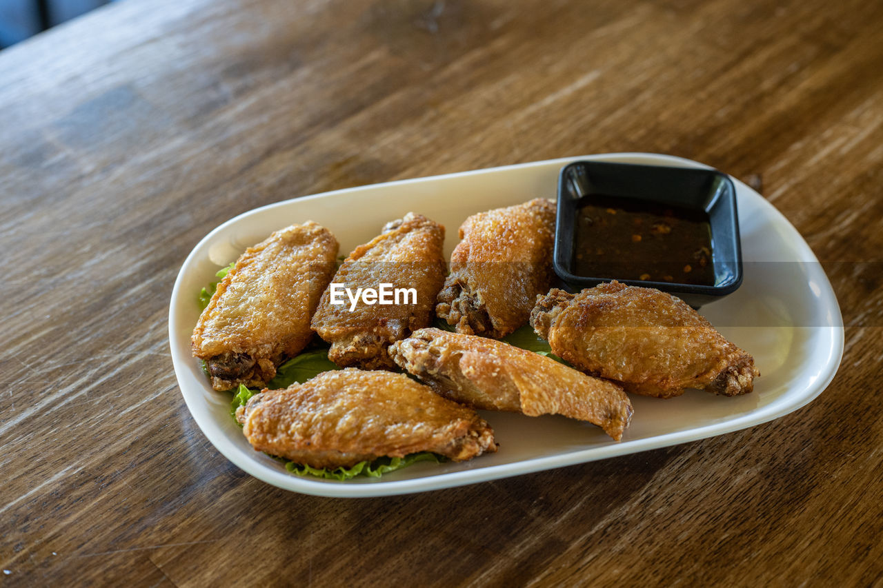 HIGH ANGLE VIEW OF FOOD IN PLATE