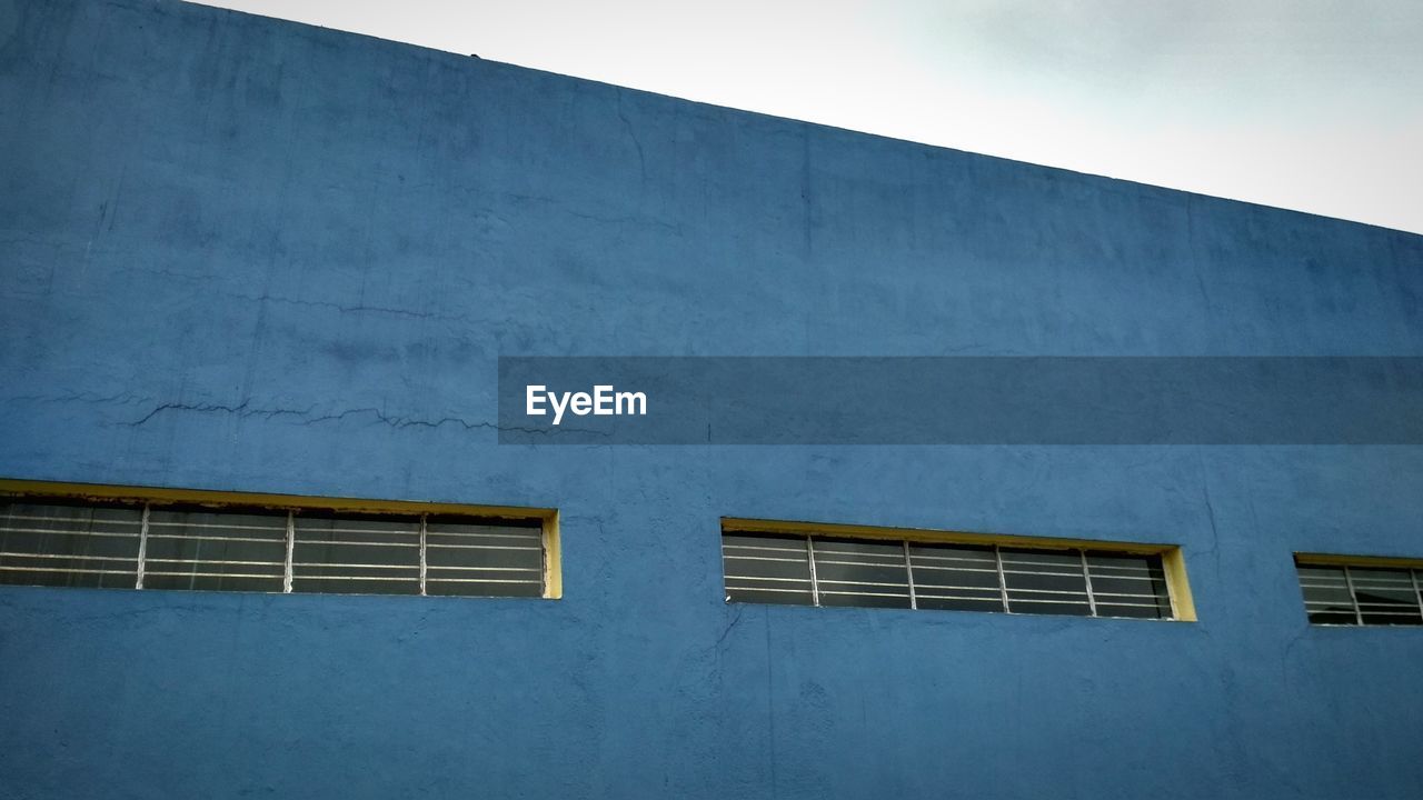 LOW ANGLE VIEW OF WALL AGAINST SKY