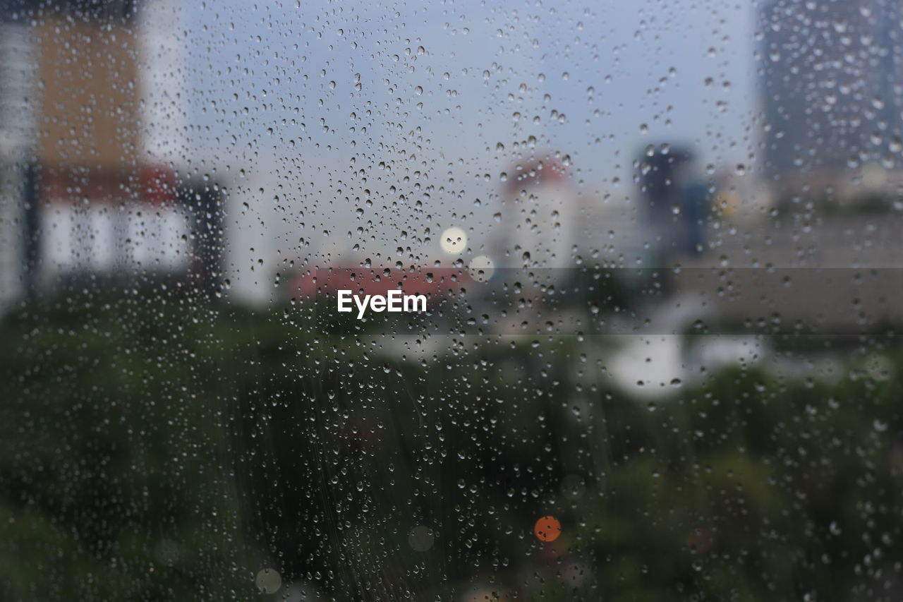 FULL FRAME SHOT OF RAINDROPS ON GLASS WINDOW