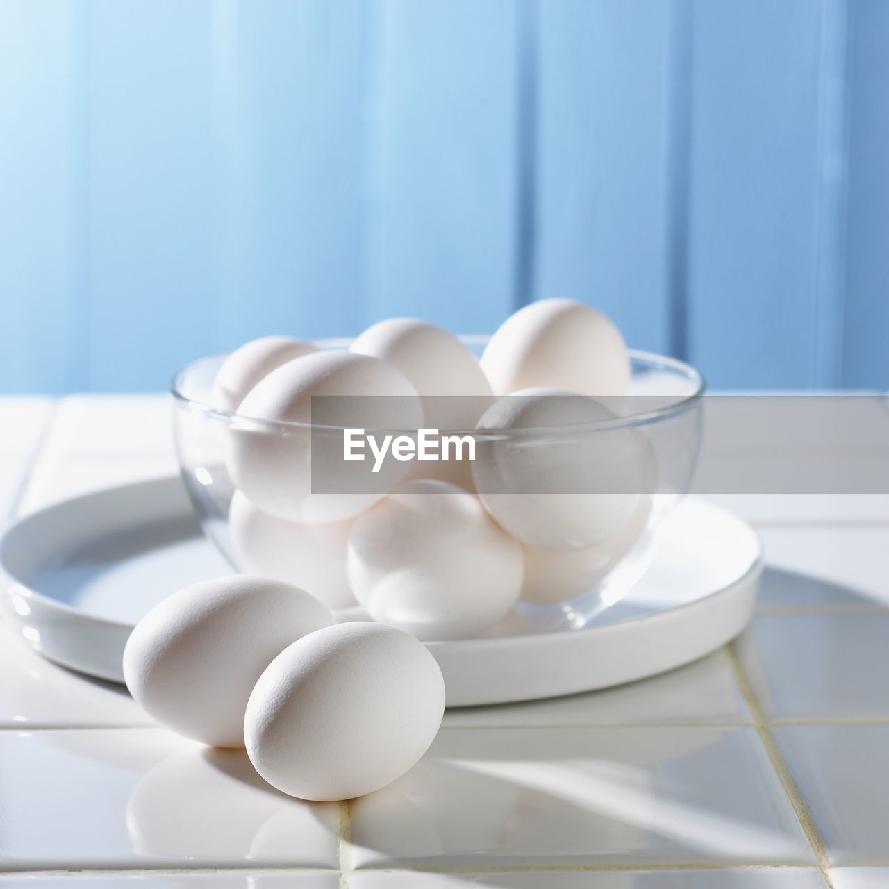 CLOSE-UP OF WHITE FOOD ON TABLE