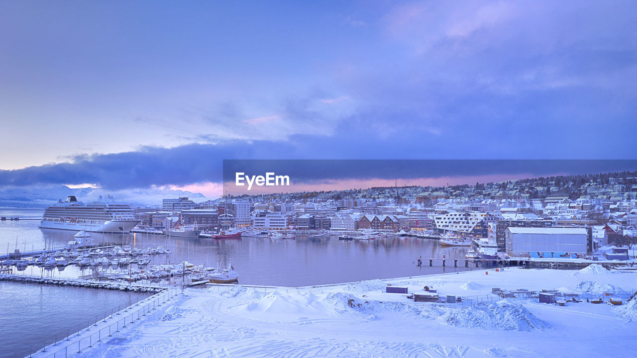 SCENIC VIEW OF FROZEN LAKE AGAINST SKY DURING SUNSET