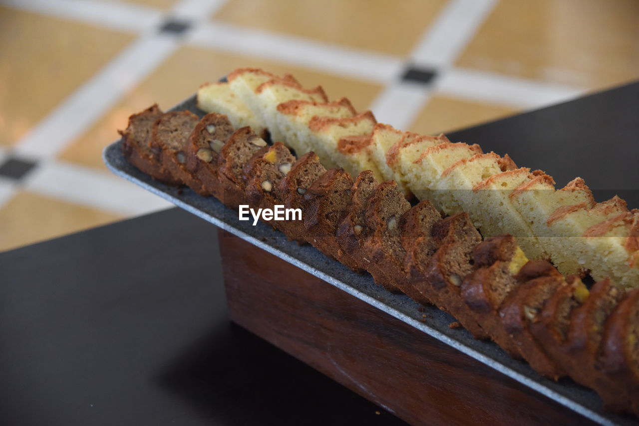 CLOSE-UP OF CAKE ON TABLE