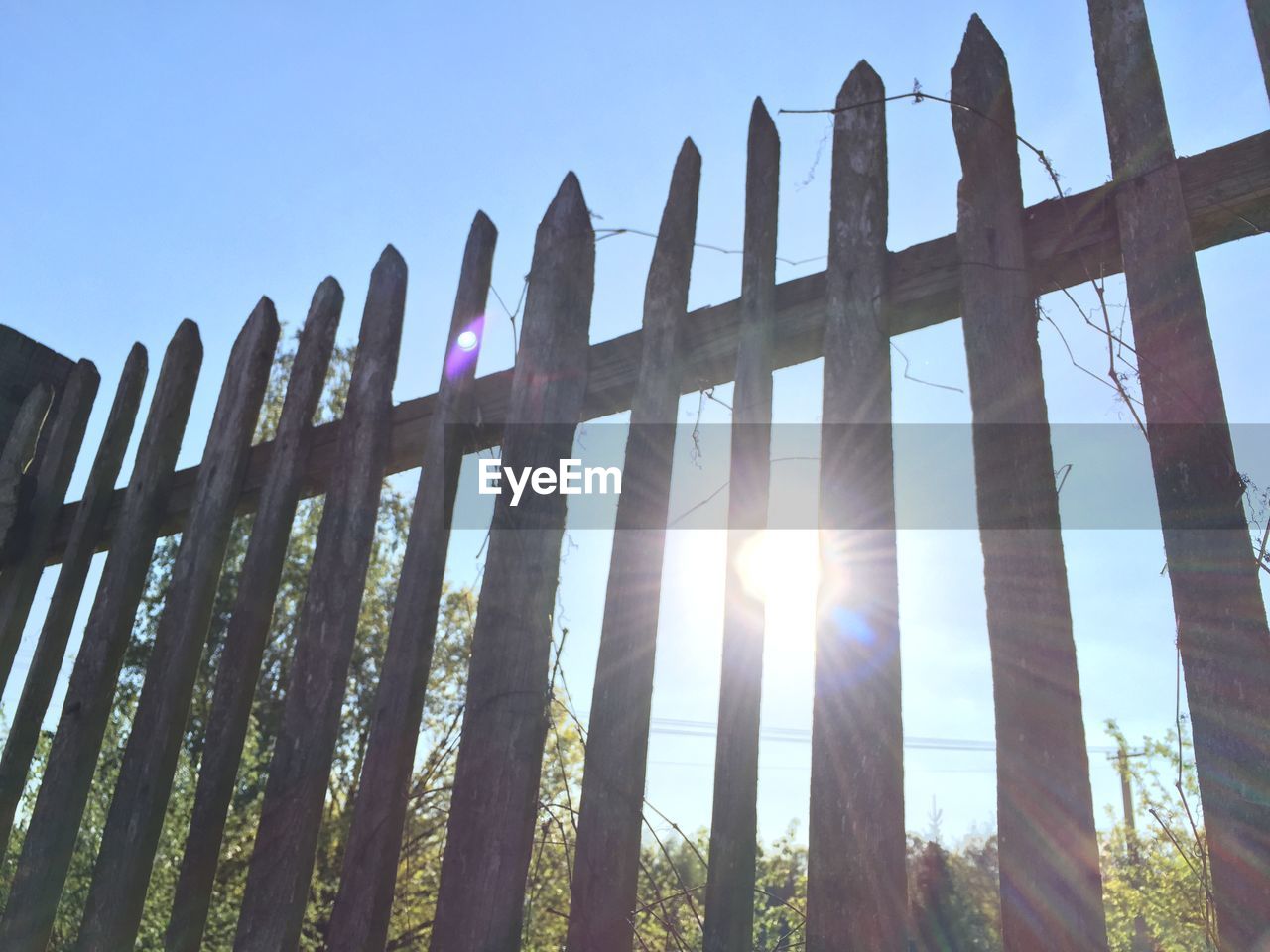 LOW ANGLE VIEW OF WOODEN FENCE AGAINST SKY