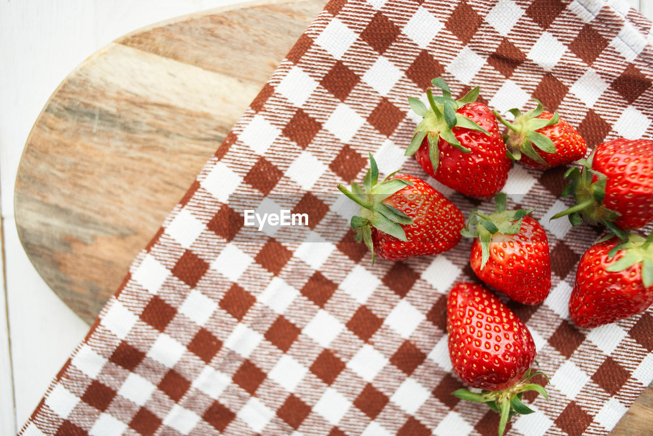 HIGH ANGLE VIEW OF STRAWBERRIES AND TABLE