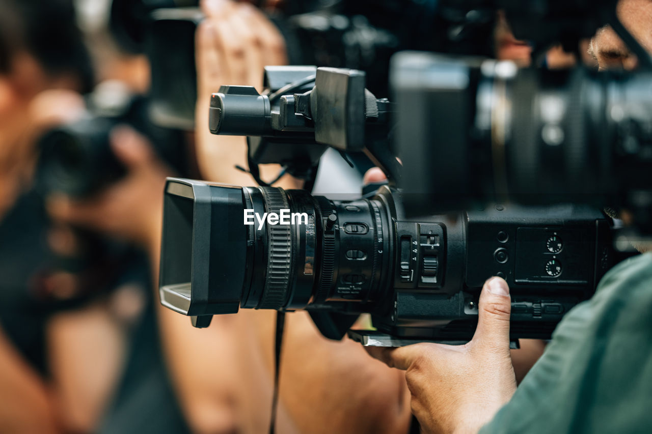 Public live event media coverage, television cameras at a press conference