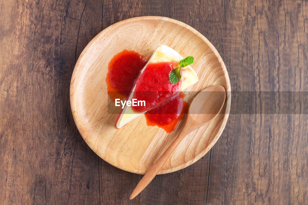 HIGH ANGLE VIEW OF HEART SHAPE ON TABLE