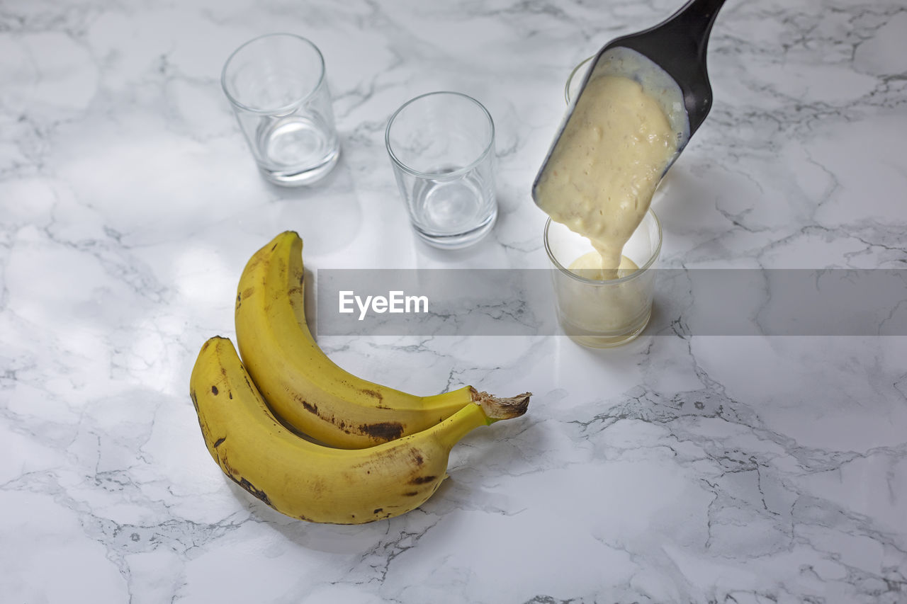 banana, cooking plantain, fruit, food and drink, plant, food, healthy eating, produce, no people, peel, banana peel, yellow, indoors, wellbeing, studio shot, high angle view, glass, still life, water, household equipment, freshness