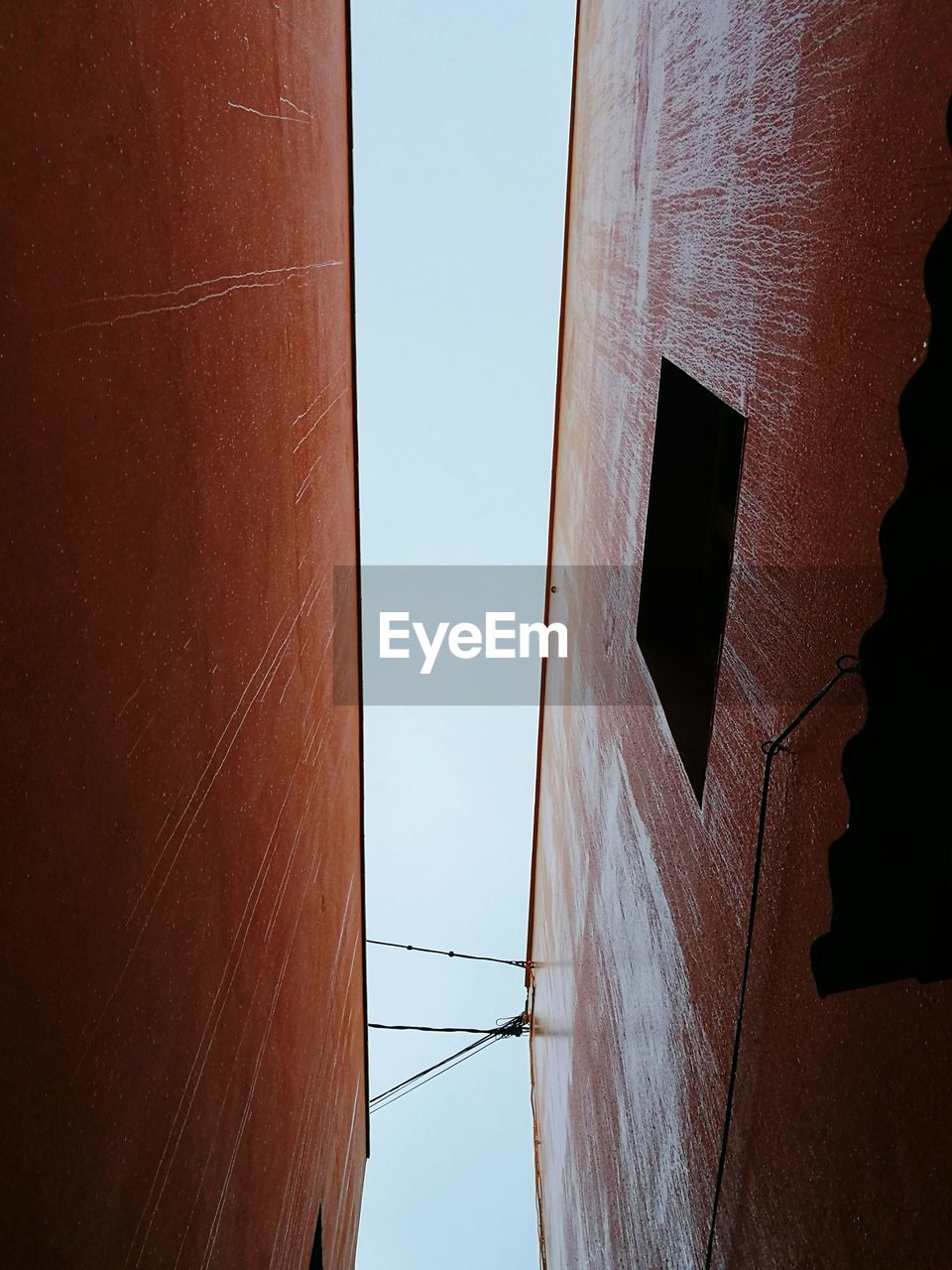 LOW ANGLE VIEW OF BUILT STRUCTURE AGAINST SKY