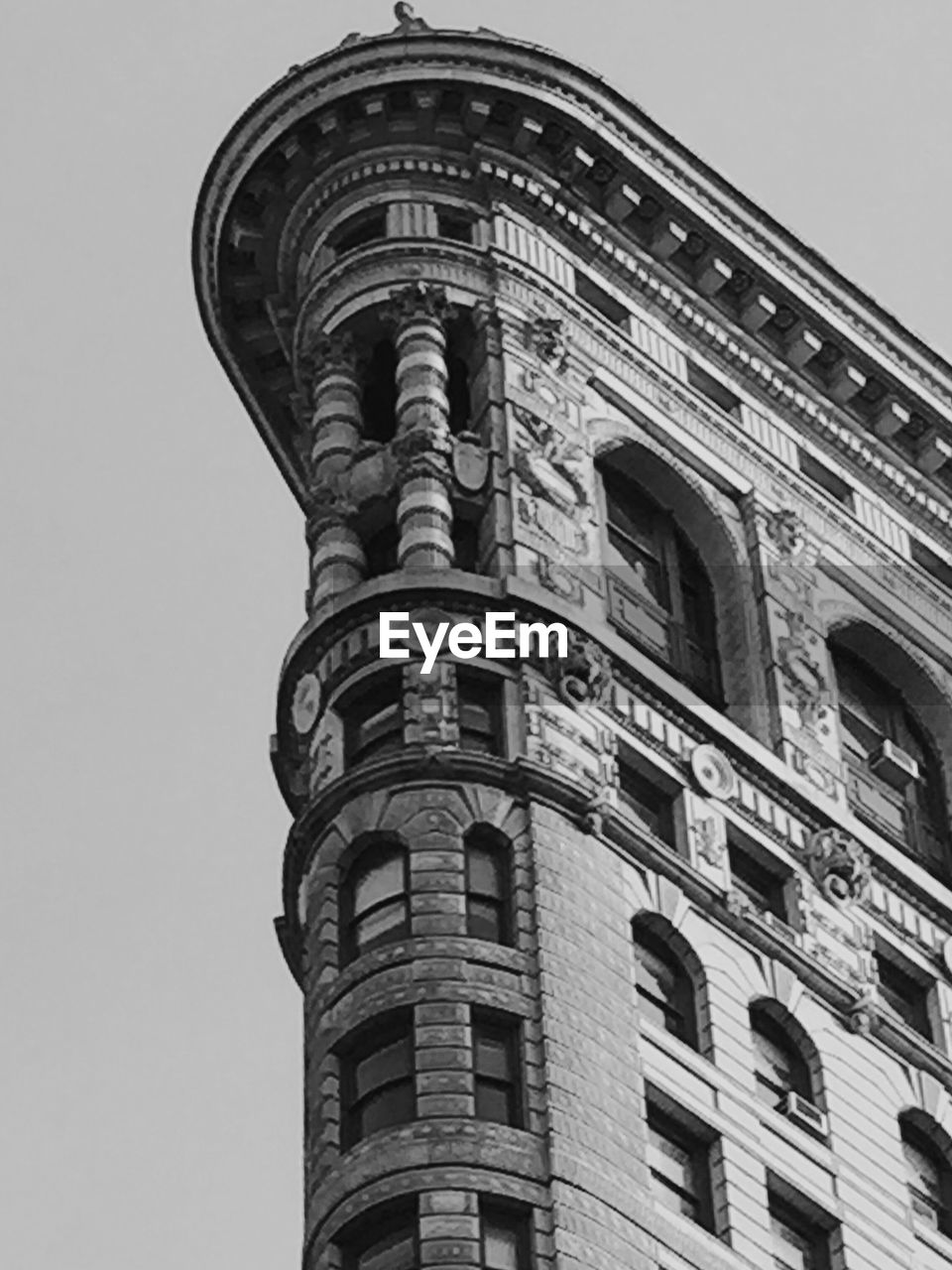 LOW ANGLE VIEW OF BUILT STRUCTURE AGAINST SKY