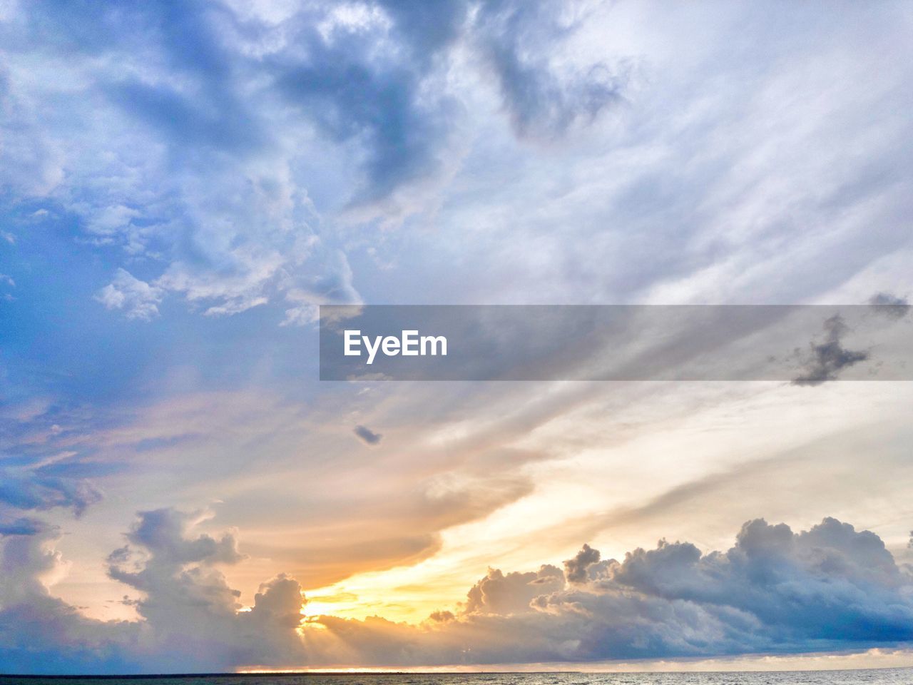 LOW ANGLE VIEW OF DRAMATIC SKY OVER SEA