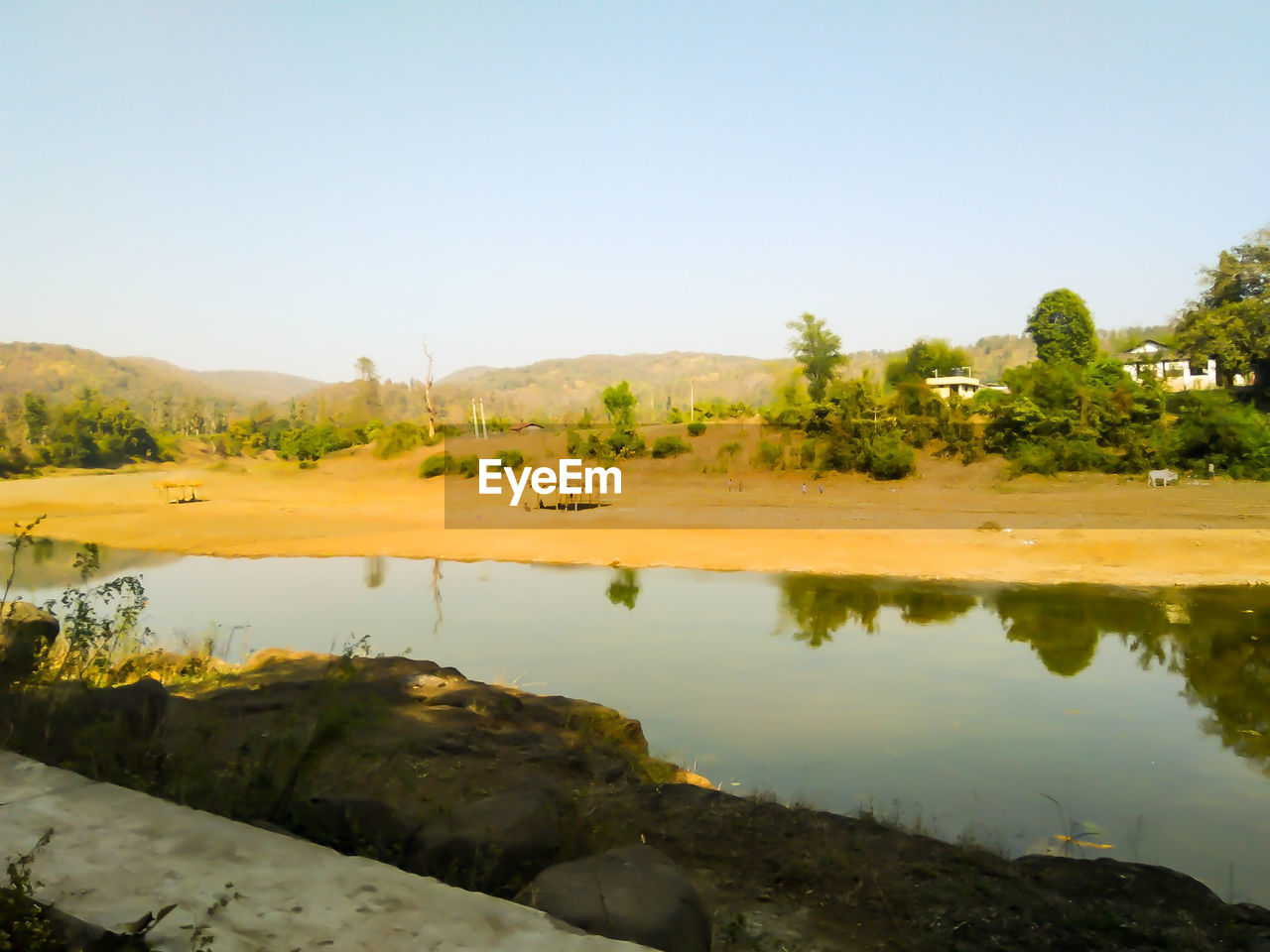 IDYLLIC VIEW OF LAKE AGAINST CLEAR SKY