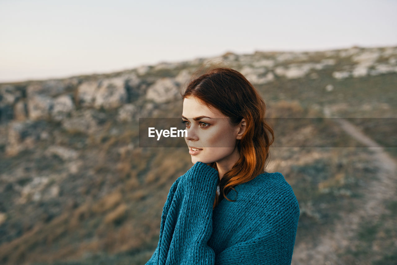 PORTRAIT OF WOMAN LOOKING AWAY