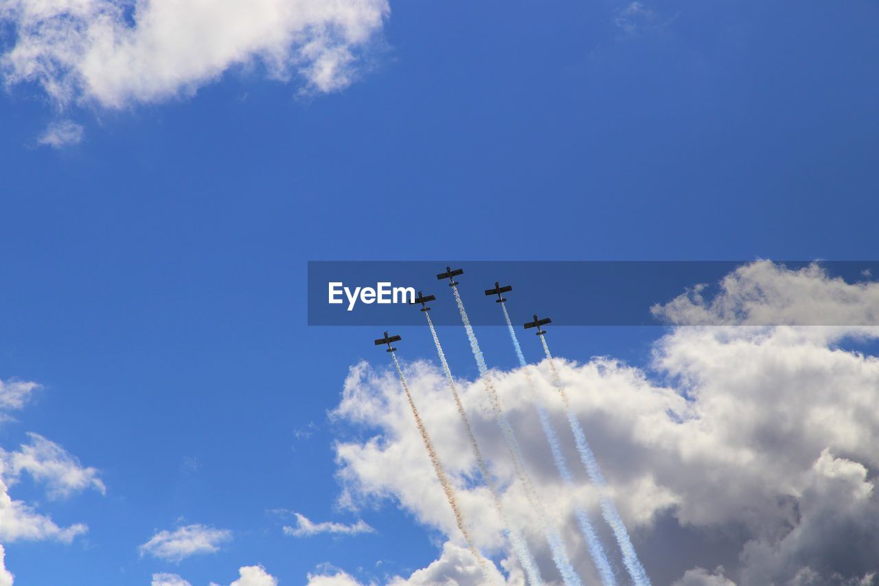 LOW ANGLE VIEW OF AIRPLANE FLYING AGAINST SKY