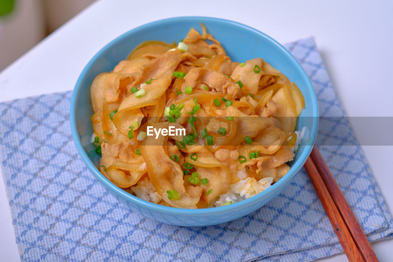 HIGH ANGLE VIEW OF NOODLES IN BOWL