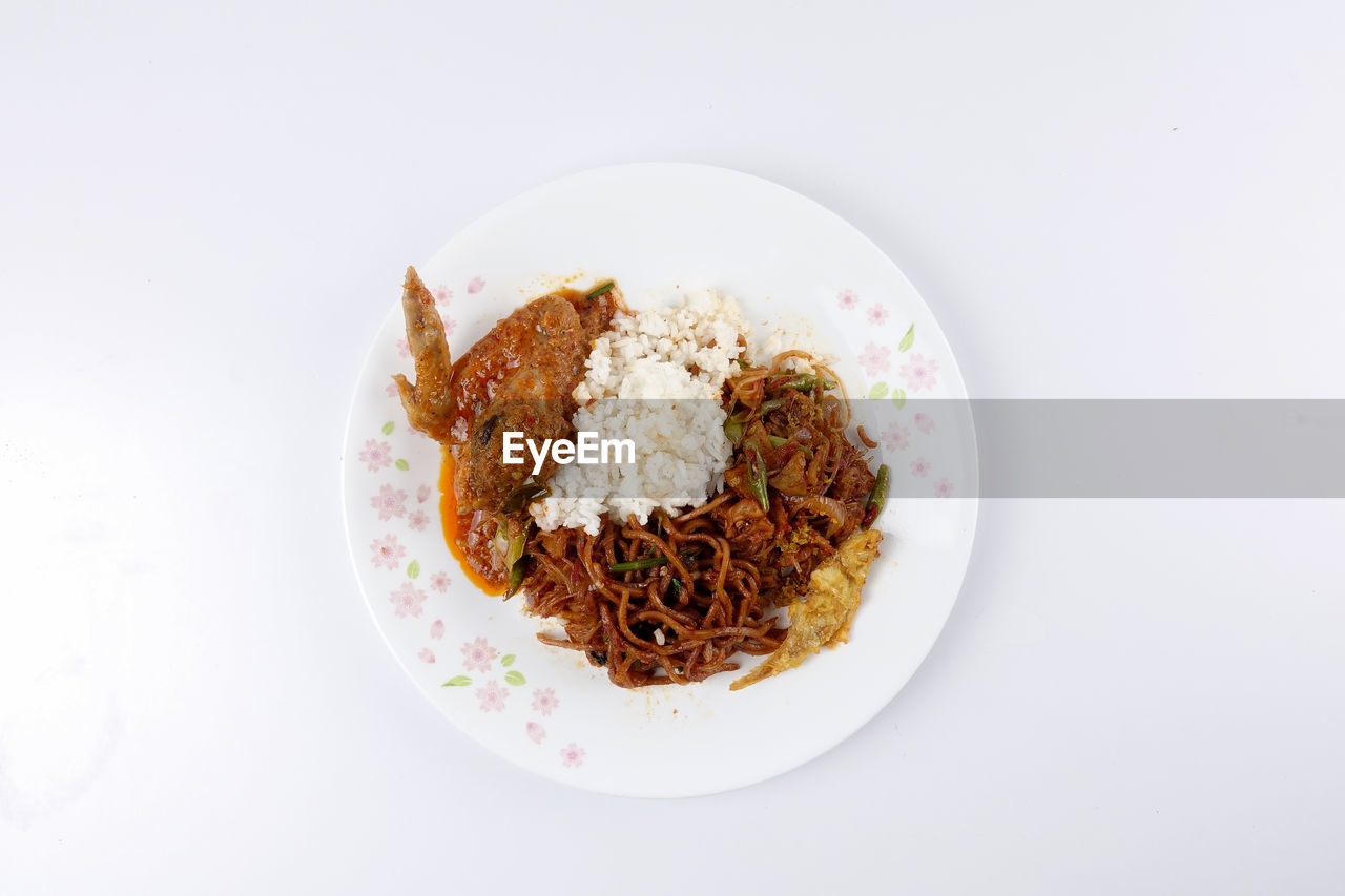 CLOSE-UP OF FOOD SERVED IN PLATE