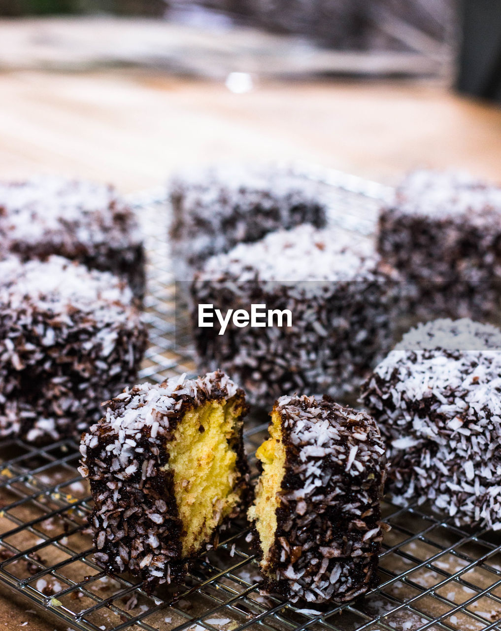 CLOSE-UP OF CHOCOLATE CAKE