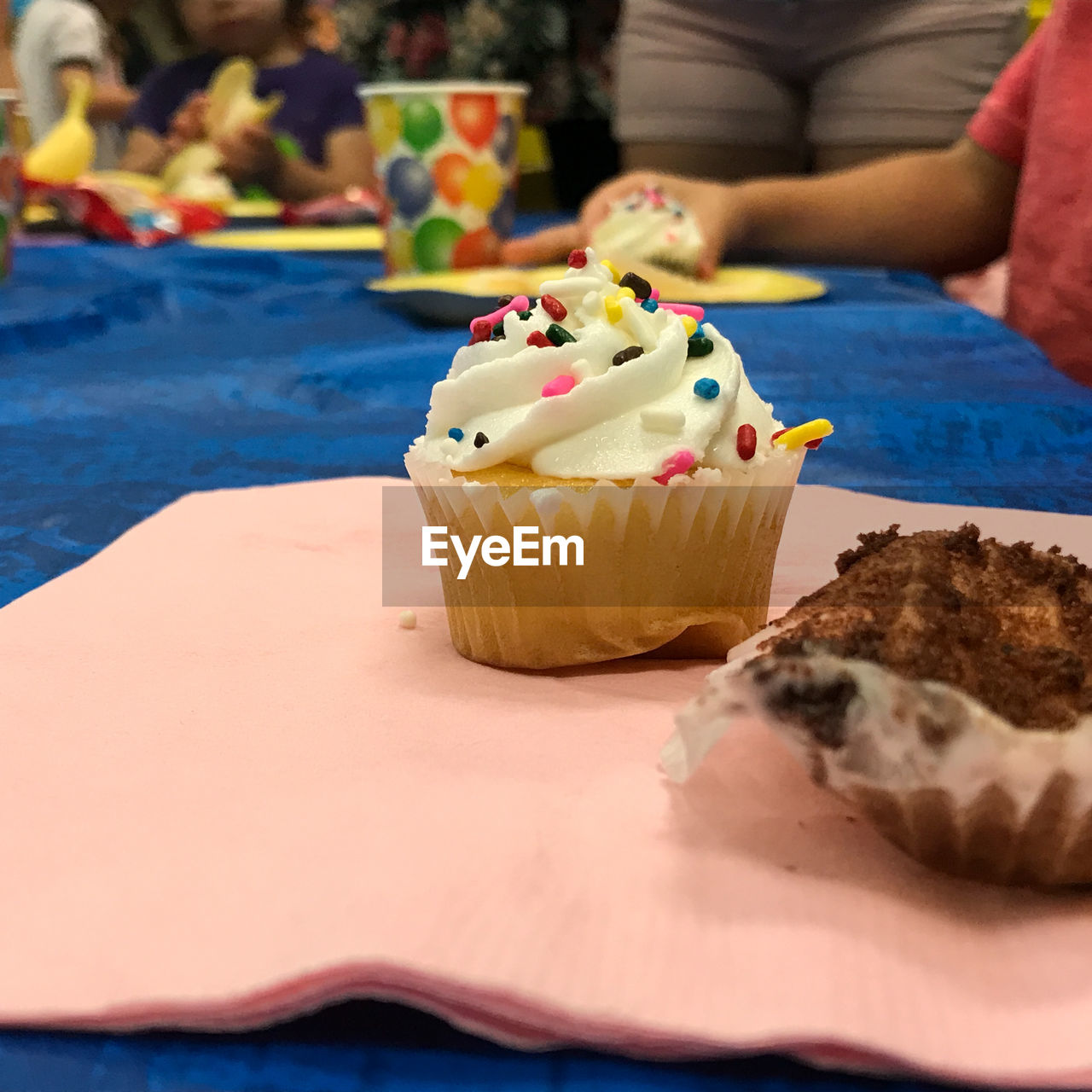 CLOSE-UP OF CHOCOLATE CAKE ON TABLE