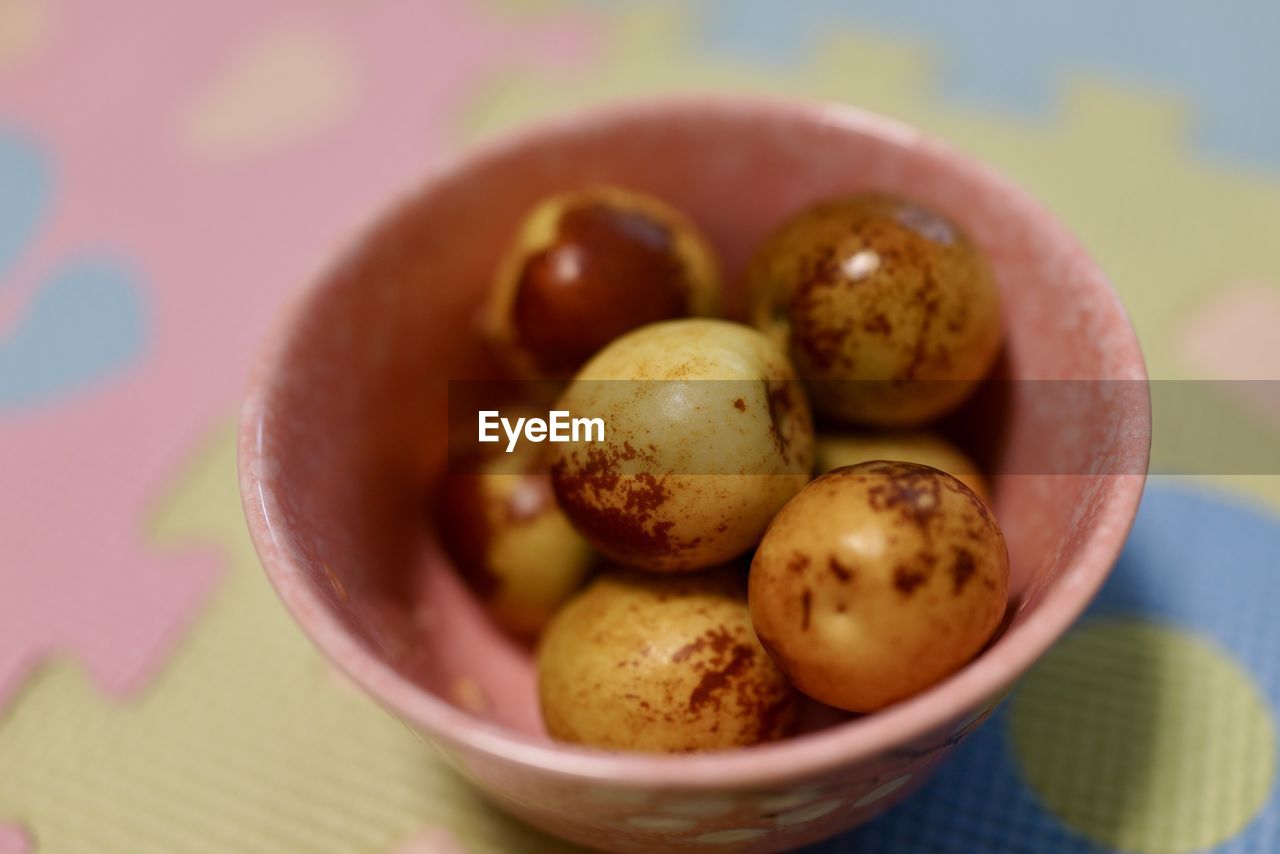 CLOSE-UP OF FRUITS IN BOWL ON TABLE