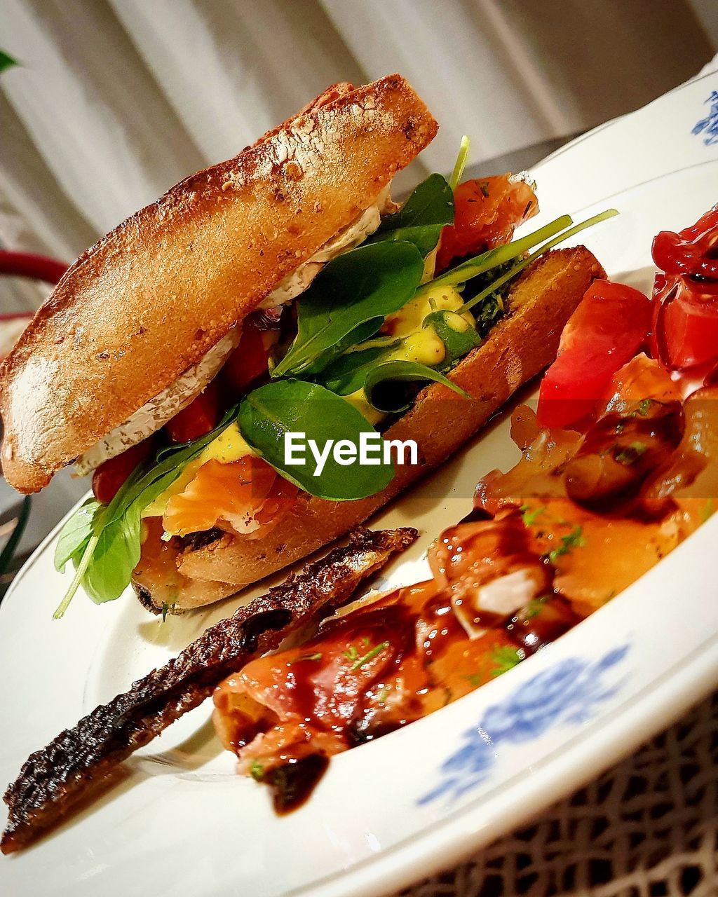 CLOSE-UP OF FOOD ON PLATE