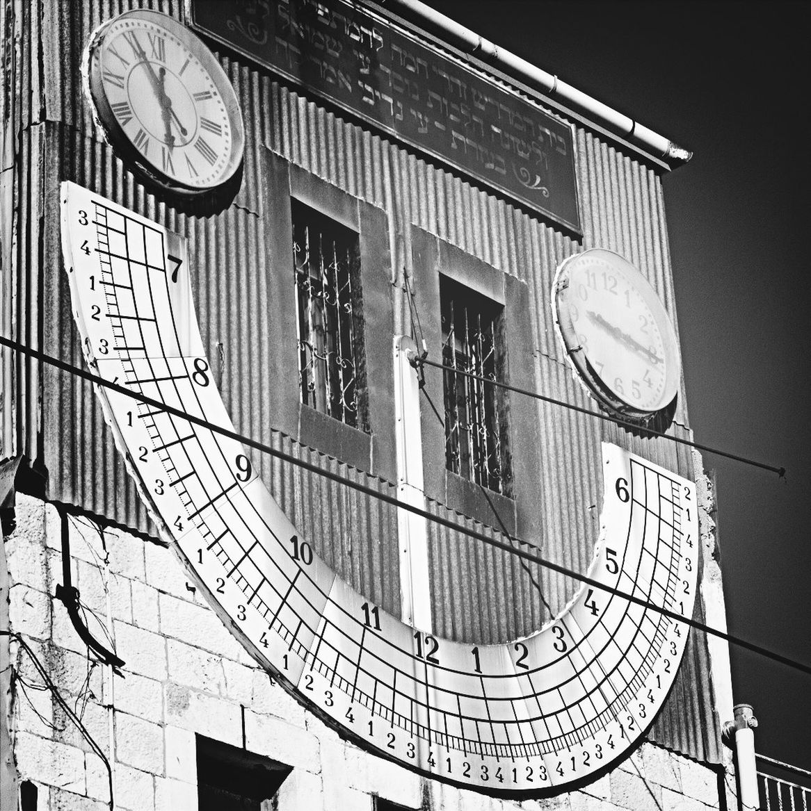 LOW ANGLE VIEW OF CLOCK TOWER IN THE CITY