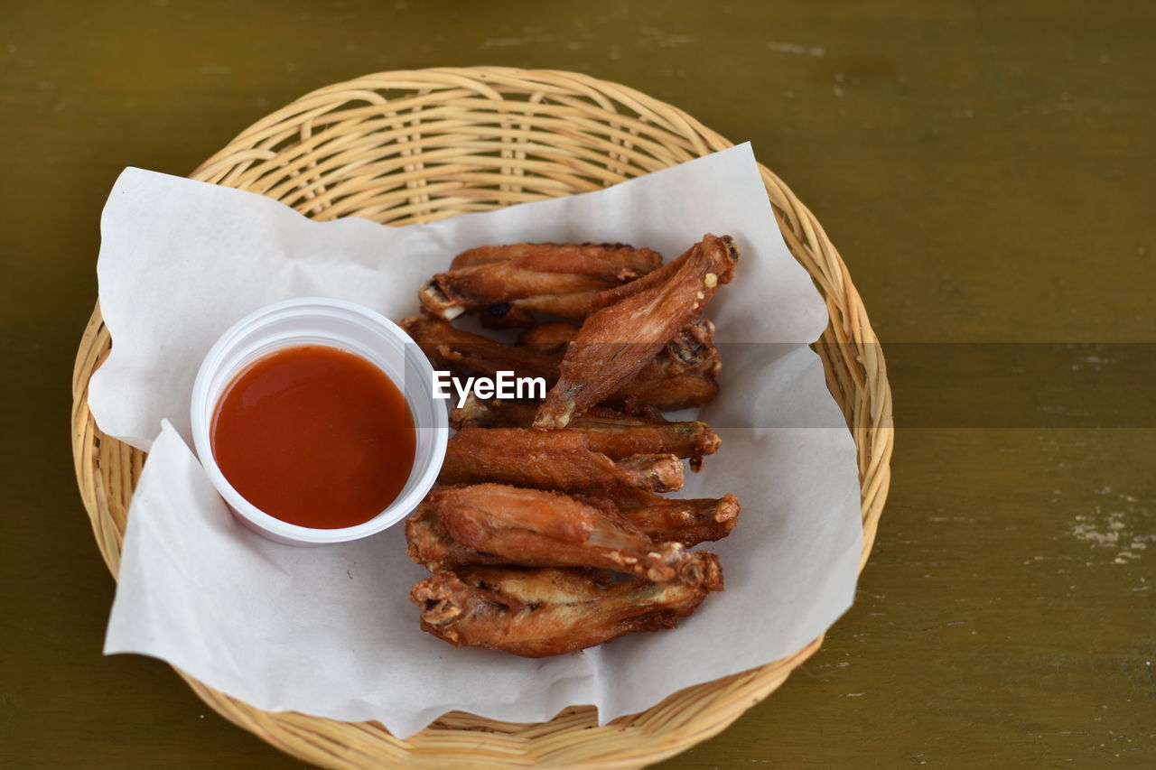 HIGH ANGLE VIEW OF DESSERT IN CONTAINER ON TABLE