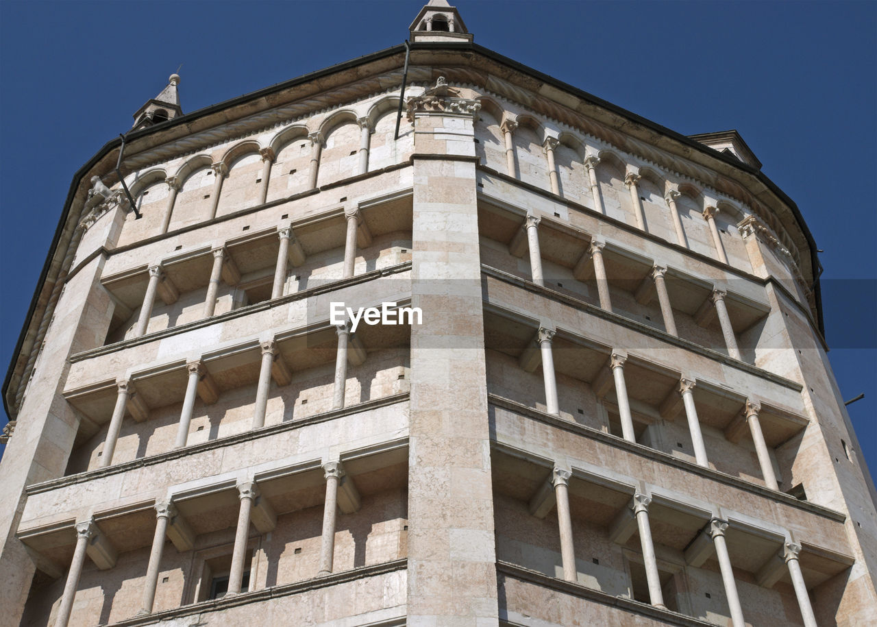 LOW ANGLE VIEW OF OLD BUILDING AGAINST SKY