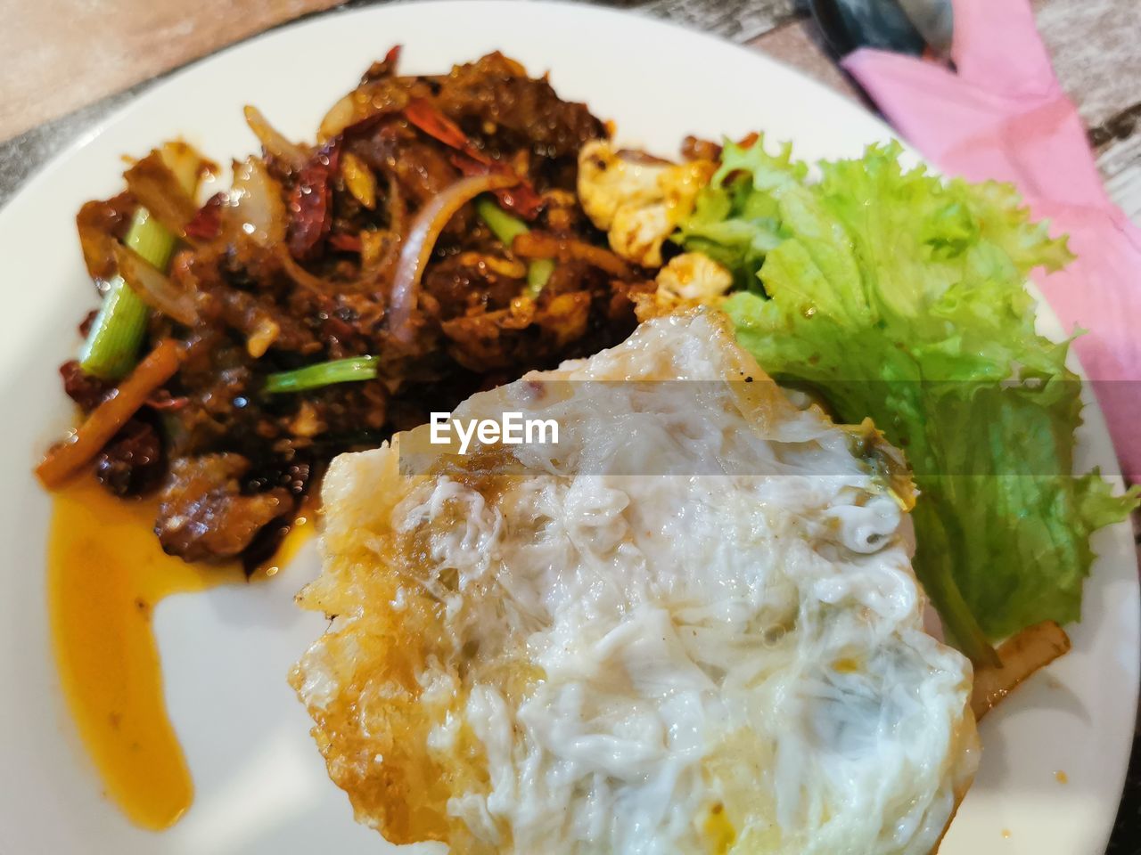 CLOSE-UP OF FOOD SERVED IN PLATE