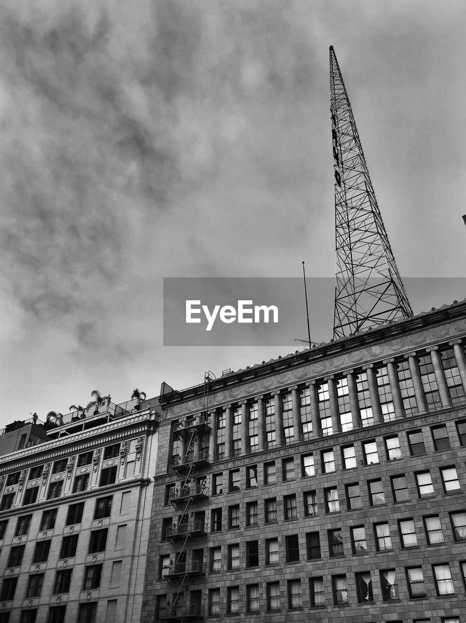 LOW ANGLE VIEW OF BUILDINGS AGAINST SKY