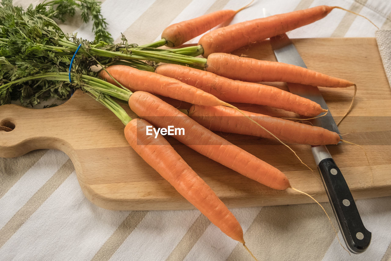 HIGH ANGLE VIEW OF CARROTS ON TABLE