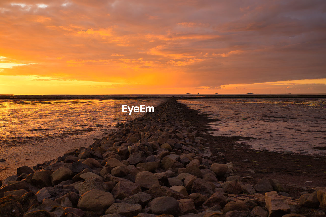 SCENIC VIEW OF SEA AGAINST ORANGE SKY