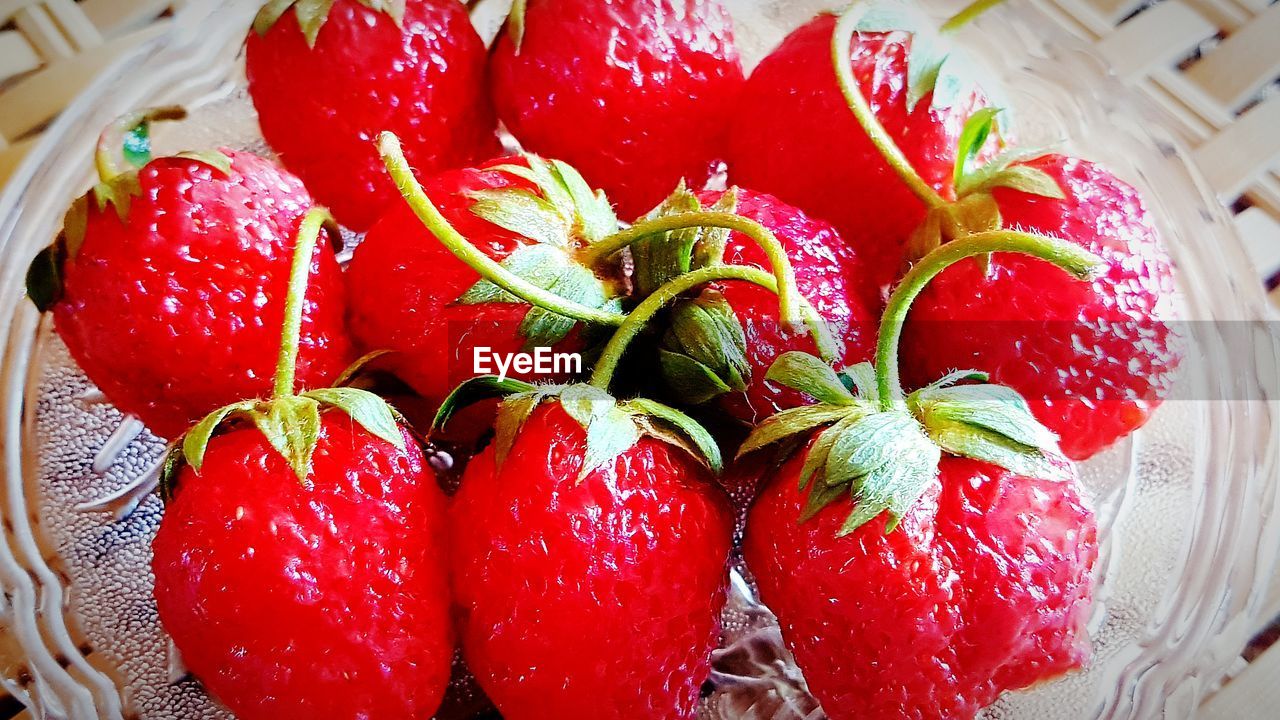 HIGH ANGLE VIEW OF STRAWBERRIES IN CONTAINER