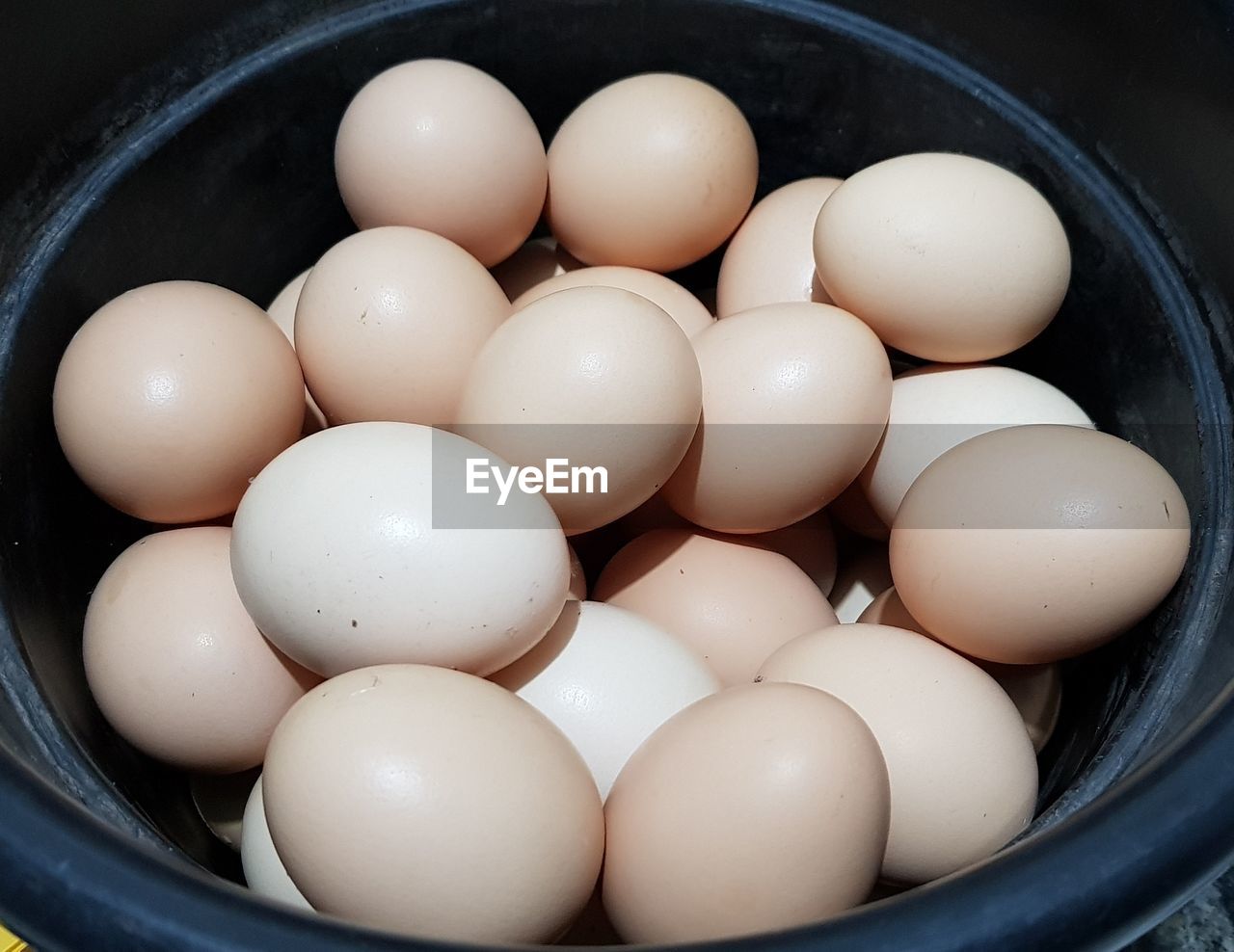 CLOSE-UP HIGH ANGLE VIEW OF EGGS IN CONTAINER